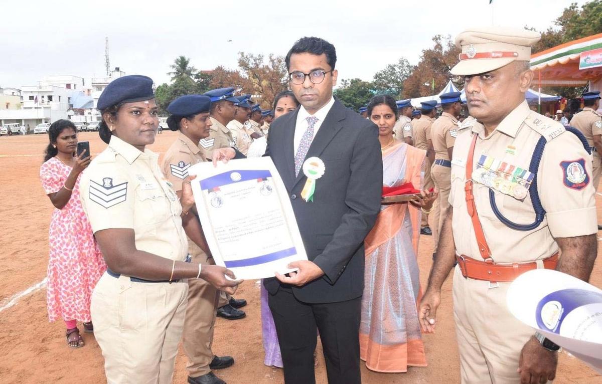 कल्लाकुरिची कलेक्टर एमएस प्रशांत 26 जनवरी, 2026 को कल्लाकुरिची में 77वें गणतंत्र दिवस समारोह में एक पुलिसकर्मी को प्रशंसा प्रमाण पत्र प्रदान करते हुए कल्लाकुरिची कलेक्टर एमएस प्रशांत 26 जनवरी, 2026 को कल्लाकुरिची में 77वें गणतंत्र दिवस समारोह में एक पुलिसकर्मी को प्रशंसा प्रमाण पत्र प्रदान करते हुए